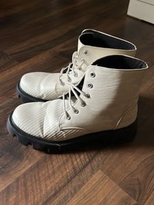 Light weight Stylish Cream Lace-Up Boots 40 size