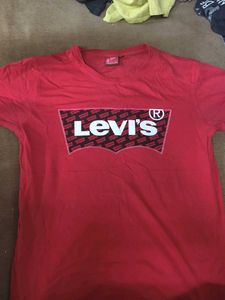 🇺🇸Levi's Red Graphic Tee (M) size