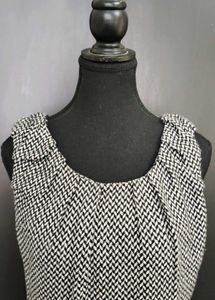 Chic Sleeveless Dress with Ruffled Hem