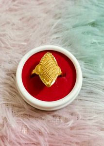 Brand new Elegant Gold Tone Marquise Ring