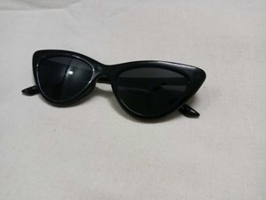 Chic Black Cat-Eye Sunglasses