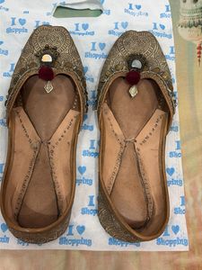 Embellished Ethnic Juttis for Women