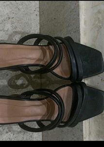 Chic Black Strappy Flat Sandals