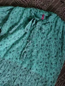 Chic Teal Floral Pleated top 🐬✨