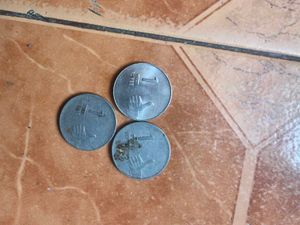 1ruppes and 2 ruppes coins