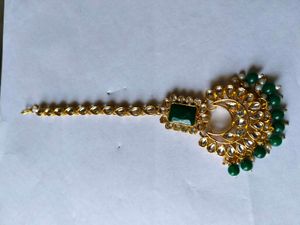 Stunning Green &amp; Gold Maang Tikka &amp; Earrings Set