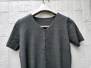 New with tag Korean Ribbed Button-Up V-Neck Crop T