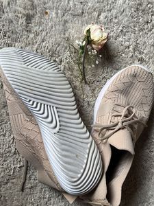Like New TRASE Casual Sneakers 👟👌