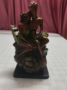 statue of couple
