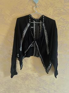 Chic Black Embroidered Cropped Top