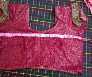 L LookADIRb net saree with superb contrast wit