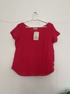 Chic Red Short-Sleeve Top