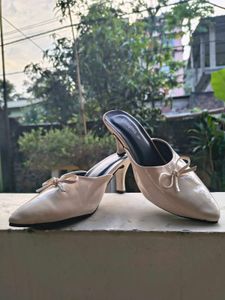 Chic Bow Mules - Cream Patent Leather