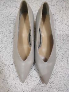 H&M Grey Pointed heels FIXED PRICE Rs700.