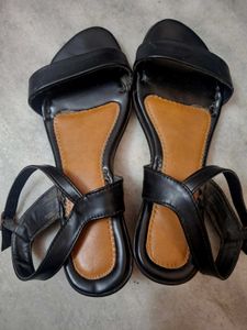 Chic Black Strappy Flat Sandals