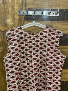 Stylish Sleeveless Kurta with Red Accents