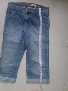 Capri Jeans - Denim Style. Painted pocket