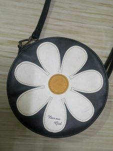 Daisy sling bag