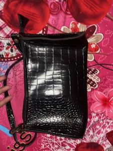 Chic Black Croc-Embossed Shoulder Bag