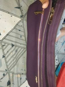 Black Shoulder Bag with Gold Zip Accent – Stylish