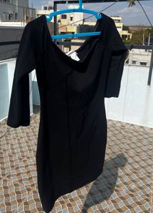 black bodycon dress