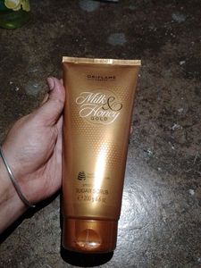 Milk And Honey 🍯 body Scrub From Oriflame