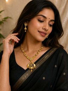Stunning Gold Necklace & Earring Set