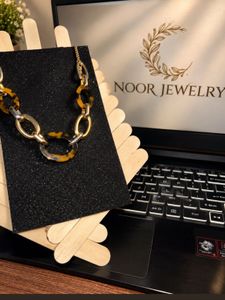 Chic Tortoiseshell & Gold Link Necklace