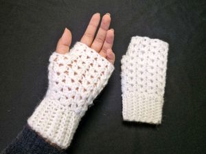 Crochet v-stitch gloves