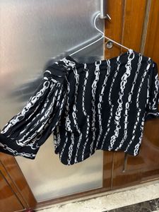 Chic Black &amp; White Chain Print Top