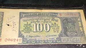 Vintage 100 Rupees Indian Banknote
