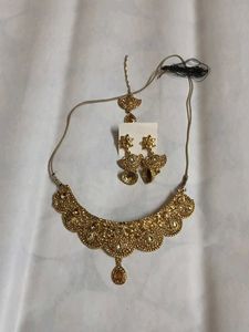 Exquisite Gold-Tone Necklace &amp; Earring Set