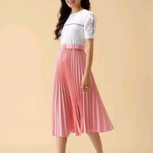Chic Pink Pleated Midi Dress with Belt Medium Size