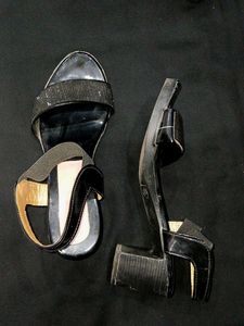 Stylish Black Strap 2.5" Heeled Sandals🖤