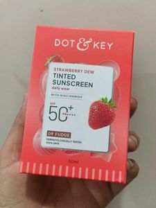 Dot & Key Tinted Sunscreen SPF 50 shade 09 fudge