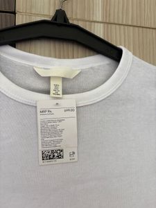 1. H&amp;M Cotton Fitted tshirt