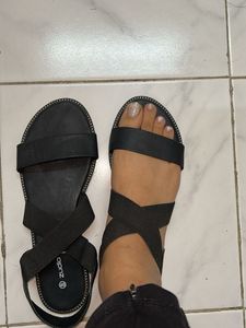 Zudio Black Sandals