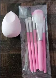 Brand New*** Brushes 6 Peices With 1 Puff