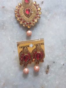Gold Tone Necklace &amp; Earrings Set