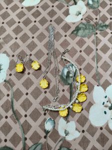 Unique Yellow Petal &amp; Pearl Necklace &amp; Earrings Se