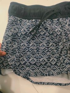 Stylish Athletic Shorts with Geometric Print
