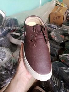 NEW NO USED CASUAL SNEAKERS SHOES FOR MEN.