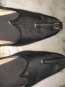 Stylish Black Juttis for Men