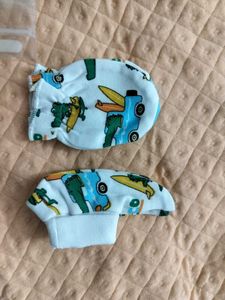 Babyhug Cute Cartoon Print mittens and socks (3-6