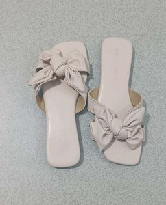 flats with bow