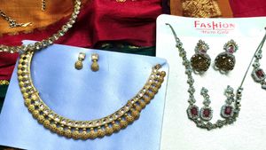 5 Elegant Pearl &amp; Gold Tone Necklace Sets