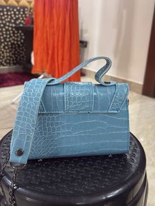 Chic Blue Croc Embossed Chain Bag