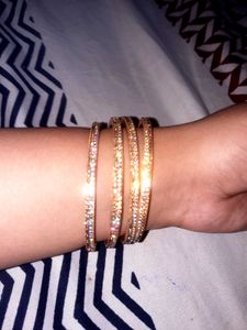 Sparkling Set of 4 Bangles