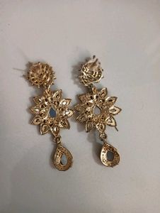 necklace, earing and 1 mang tika