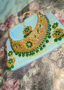 Green necklace with earrings and tika